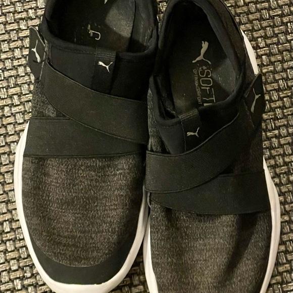 Puma Women's Sneaker, Black Silver Size 7.5 They have a hook & loop closure - Picture 2 of 10